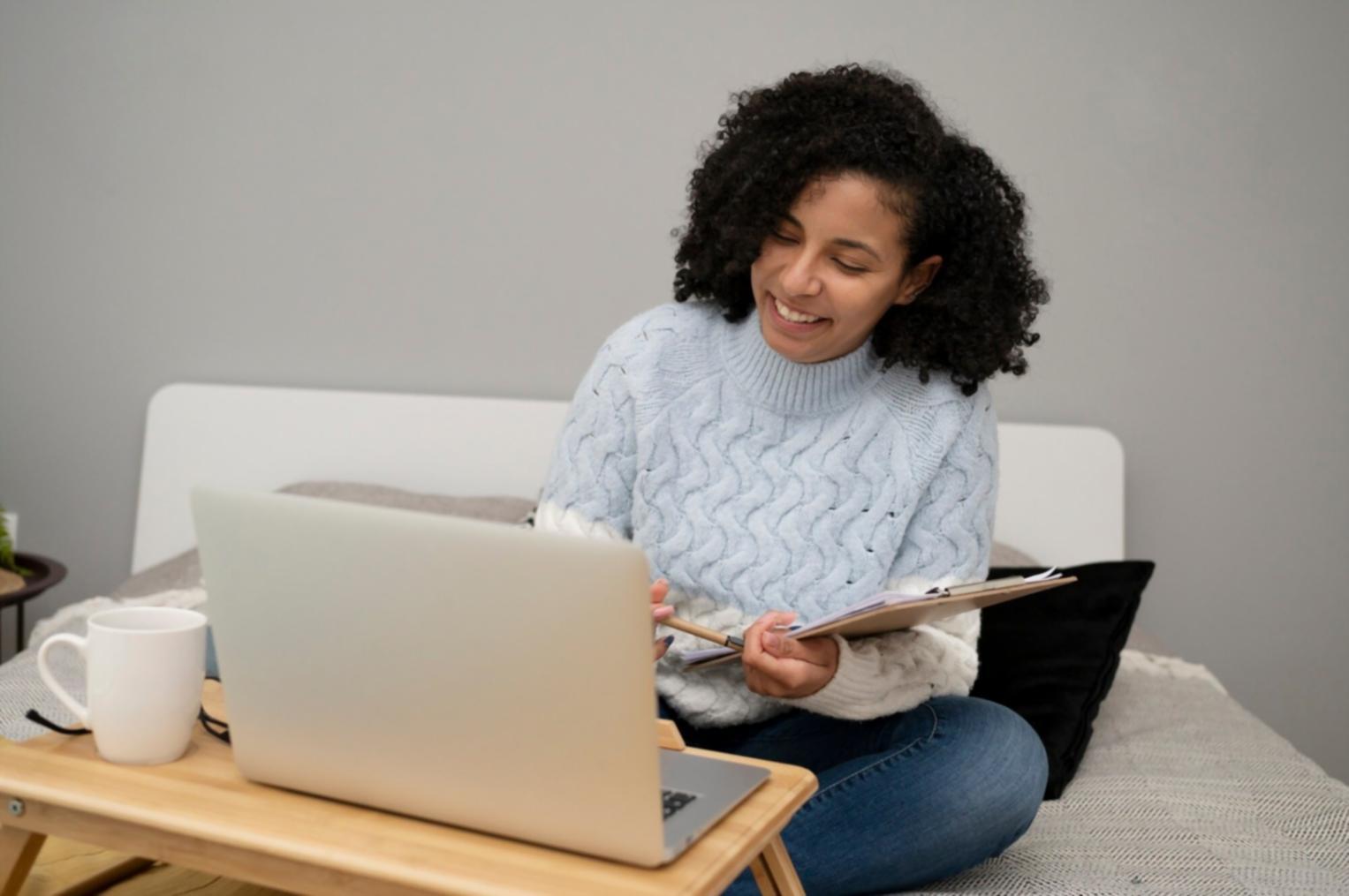 Équipe orlythanevo travaillant ensemble sur des stratégies financières personnalisées